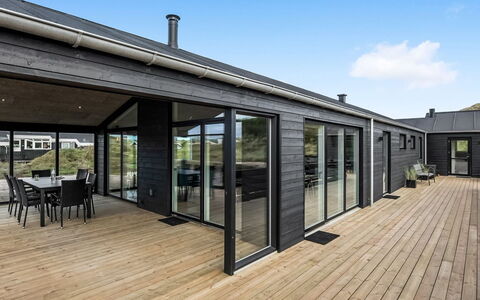 Birger - 300M from the Sea: Arbusto, Urban Design, Groundcover, Brick, Appartamento, Estate, Muratura, Balcone, Landscaping