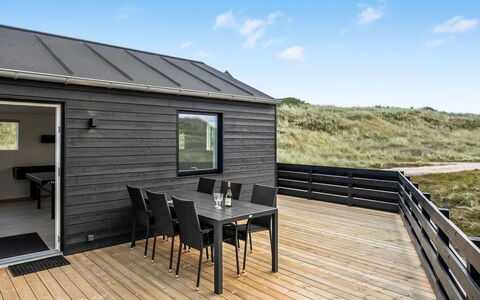 Birger - 300M from the Sea: Arbusto, Urban Design, Groundcover, Brick, Appartamento, Estate, Muratura, Balcone, Landscaping
