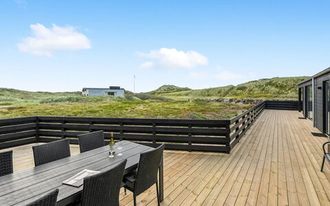 Birger - 300M from the Sea: Arbusto, Urban Design, Groundcover, Brick, Appartamento, Estate, Muratura, Balcone, Landscaping