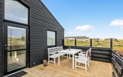 Birger - 300M from the Sea: Arbusto, Urban Design, Groundcover, Brick, Appartamento, Estate, Muratura, Balcone, Landscaping