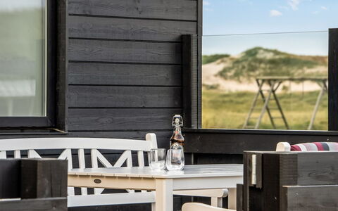 Birger - 300M from the Sea: Arbusto, Urban Design, Groundcover, Brick, Appartamento, Estate, Muratura, Balcone, Landscaping