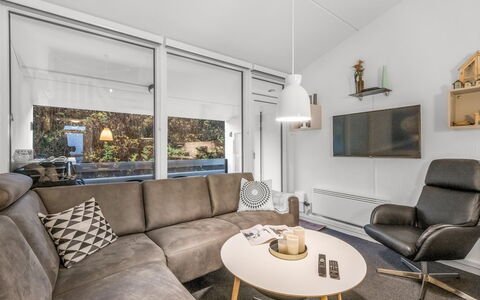Soffhie - 250M from the Sea: Interior Design, Mobilia, Divano, Pavimentazione, Pavimento, Camera, Soffitto, Soggiorno, Appartamento