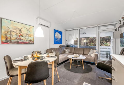 Soffhie - 250M from the Sea: Interior Design, Mobilia, Divano, Pavimentazione, Pavimento, Camera, Soffitto, Soggiorno, Appartamento