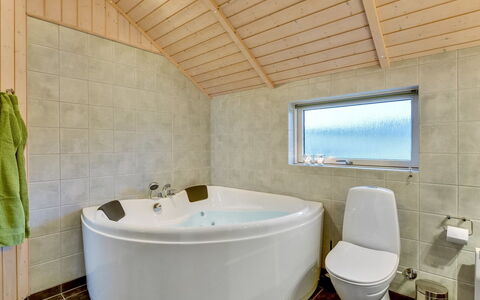 Christan - 1.2Km from the Sea: Idraulico Fixture, Bagno, Pavimentazione, Vasca Da Bagno, Soffitto, Pavimento, Idraulico, Interior Design, Rubinetto, Lavello