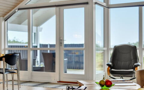 Christan - 1.2Km from the Sea: Legna, Pavimentazione, Interior Design, Pavimento, Soffitto, Mobilia, Sedia, Pavimento In Legno, Bicchiere, Soggiorno