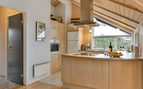 Christan - 1.2Km from the Sea: Interior Design, Cucina, Pavimentazione, Legna, Soffitto, Controsoffitto, Mobilia, Camera, Pavimento, Lampada