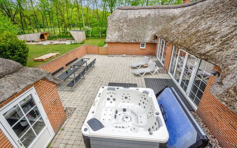Erla - 2.3Km from the Sea: Tetto, Casa, Casa, Villetta, Raccordo, Estate, Driveway, Edifici Giardino, Cortile, Capannone