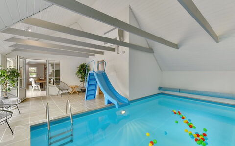 Erla - 2.3Km from the Sea: Tetto, Casa, Casa, Villetta, Raccordo, Estate, Driveway, Edifici Giardino, Cortile, Capannone