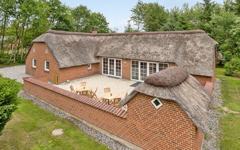 Erla - 2.3Km from the Sea: Tetto, Casa, Casa, Villetta, Raccordo, Estate, Driveway, Edifici Giardino, Cortile, Capannone
