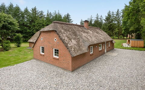Erla - 2.3Km from the Sea: Tetto, Casa, Casa, Villetta, Raccordo, Estate, Driveway, Edifici Giardino, Cortile, Capannone