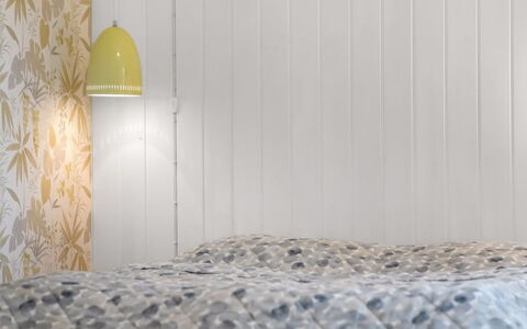 Rohan - 500M from the Sea: Legna, Interior Design, Camera Da Letto, Biancheria, Bedding, Lenzuolo, Camera, Color Legno, Letto, Paralume