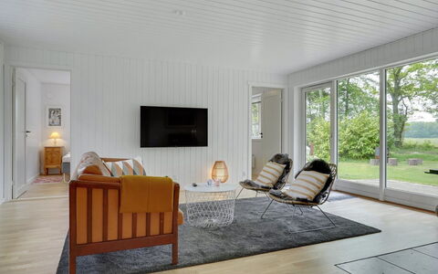 Rohan - 500M from the Sea: Pavimentazione, Interior Design, Mobilia, Pavimento, Legna, Pavimento In Legno, Soggiorno, Soffitto, Divano, Casa