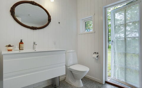 Rohan - 500M from the Sea: Idraulico Fixture, Pavimentazione, Bagno, Pavimento, Interior Design, Gabinetto, Idraulico, Toilet Seat, Rubinetto, Lavello