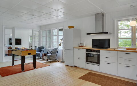 Rohan - 500M from the Sea: Pavimentazione, Pavimento, Pavimento In Legno, Interior Design, Legna, Soffitto, Mobilia, Cucina, Pavimento Laminato, Lampada