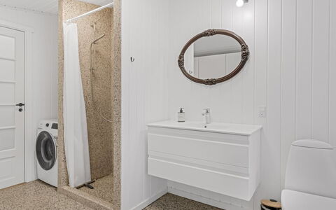 Rohan - 500M from the Sea: Pavimentazione, Pavimento, Legna, Interior Design, Idraulico Fixture, Mobiletto Del Bagno, Idraulico, Bagno, Soffitto, Rubinetto