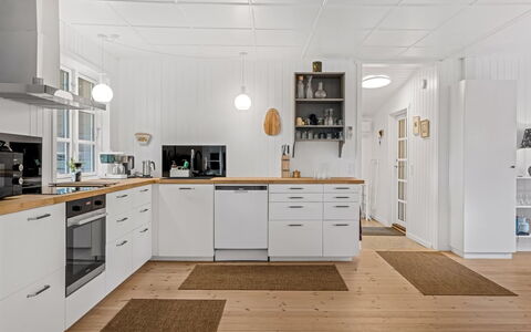 Rohan - 500M from the Sea: Cucina, Controsoffitto, Elettrodomestico Da Cucina, Pavimentazione, Cabinetry, Interior Design, Mobilia, Pavimento, Apparecchio Major, Pavimento In Legno
