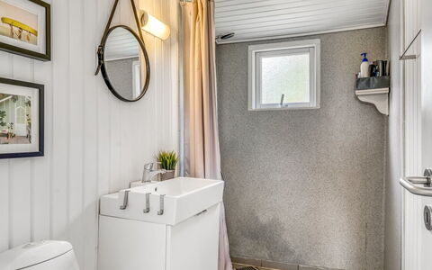 Gloria - 2.5Km from the Sea: Idraulico Fixture, Bagno, Interior Design, Idraulico, Gabinetto, Rubinetto, Soffitto, Tenda, Toilet Seat, Lavello