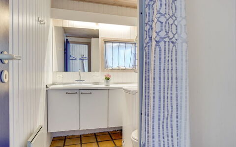 Vlatko - 2.9Km from the Sea: Idraulico Fixture, Pavimentazione, Bagno, Pavimento, Interior Design, Lavello, Lavandino Del Bagno, Idraulico, Mobiletto Del Bagno, Rubinetto