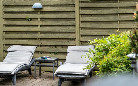 Bedri - 800M from the Sea: Mobili Da Esterno, Panchina, Giardino, Plank, Latifoglie, Shade, Design, Bracciolo, Vaso Di Fiori, Backyard