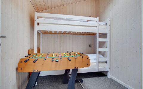 Bedri - 800M from the Sea: Legna, Letto A Castello, Pavimentazione, Interior Design, Pavimento, Soffitto, Camera Da Letto, Camera, Letto, Dormitorio