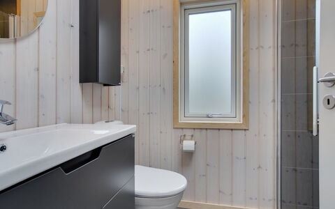 Bedri - 800M from the Sea: Idraulico Fixture, Legna, Pavimentazione, Interior Design, Bagno, Pavimento, Lavandino Del Bagno, Lavello, Idraulico, Mobiletto Del Bagno