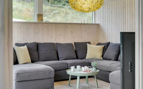 Erwith - 50M from the Sea: Mobilia, Pavimentazione, Legna, Interior Design, Pavimento, Divano, Soggiorno, Illuminazione, Pavimento In Legno, Casa
