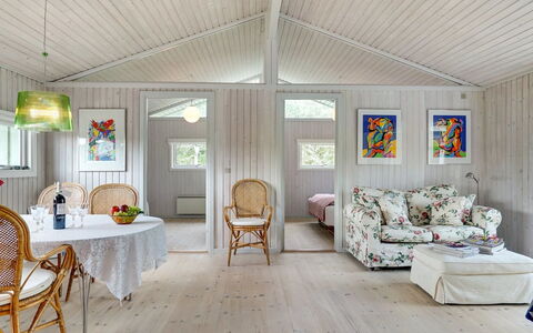 Erwith - 50M from the Sea: Interior Design, Soffitto, Mobilia, Pavimentazione, Casa, Pavimento, Camera, Soggiorno, Lampada, Sedia