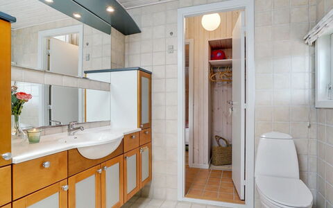 Erwith - 50M from the Sea: Lavandino Del Bagno, Idraulico Fixture, Lavello, Interior Design, Pavimentazione, Bagno, Pavimento, Mobiletto Del Bagno, Rubinetto, Controsoffitto