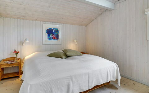 Erwith - 50M from the Sea: Pavimentazione, Legna, Soffitto, Pavimento, Interior Design, Camera Da Letto, Pavimento In Legno, Camera, Casa, Letto
