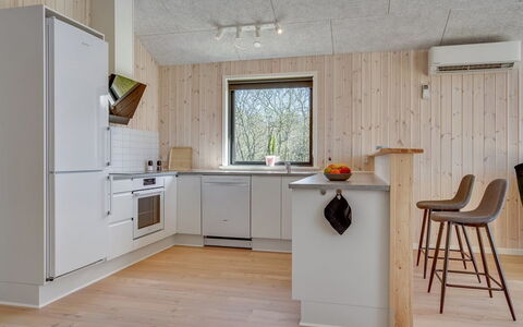 Bentine - 1.6Km from the Sea: Legna, Interior Design, Soffitto, Pavimentazione, Cucina, Mobilia, Camera, Pavimento, Casa, Lampada