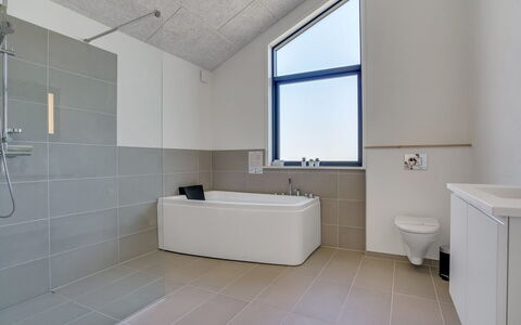 Bentine - 1.6Km from the Sea: Pavimentazione, Idraulico Fixture, Pavimento, Interior Design, Soffitto, Bagno, Rubinetto, Lavello, Idraulico