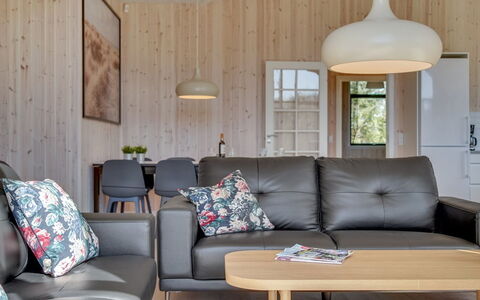 Bentine - 1.6Km from the Sea: Mobilia, Interior Design, Pavimentazione, Legna, Pavimento, Lampada, Soffitto, Soggiorno, Divano, Illuminazione