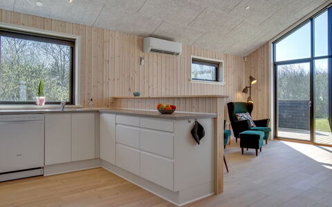 Bentine - 1.6Km from the Sea: Legna, Pavimentazione, Soffitto, Interior Design, Controsoffitto, Mobilia, Cucina, Casa, Pavimento, Camera