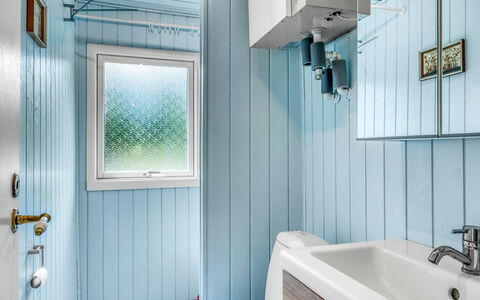 Jorek - 1.3Km from the Sea: Legna, Idraulico Fixture, Interior Design, Bagno, Pavimentazione, Soffitto, Rubinetto, Idraulico, Camera, Lavello