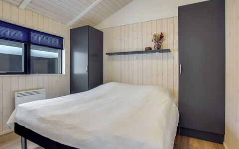 Hildegard - 1.5Km from the Sea: Letto, Camera Da Letto, Legna, Interior Design, Pavimentazione, Soffitto, Pavimento, Lenzuolo, Bedding, Telaio Del Letto