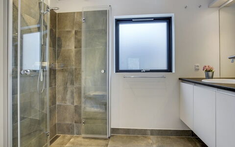 Hildegard - 1.5Km from the Sea: Pavimentazione, Interior Design, Idraulico Fixture, Pavimento, Soffitto, Bagno, Camera, Idraulico, Porta, Rubinetto