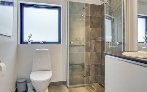 Hildegard - 1.5Km from the Sea: Toilet Seat, Bagno, Pavimentazione, Gabinetto, Pavimento, Idraulico Fixture, Interior Design, Soffitto, Idraulico, Illuminazione