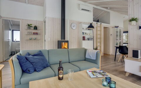 Hildegard - 1.5Km from the Sea: Interior Design, Mobilia, Pavimentazione, Divano, Pavimento, Legna, Soggiorno, Soffitto, Camera, Illuminazione