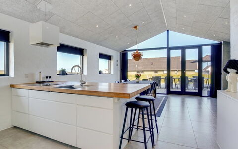 Volfgang - 250M from the Sea: Legna, Pavimentazione, Mobilia, Soffitto, Interior Design, Controsoffitto, Pavimento, Cucina, Illuminazione, Lampada