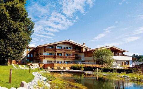 Kitzbühel 180: Acqua, Pianta, Costruzione, Proprietà, Cielo, Giorno, Piscina, Finestra, Azzurro, Blu
