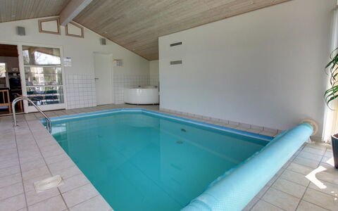 Börje - 600M from the Sea: Pavimentazione, Pavimento, Piscina, Materiale Composito, Soffitto, Ricorrere, Design, Hotel, Sedia, Piastrella