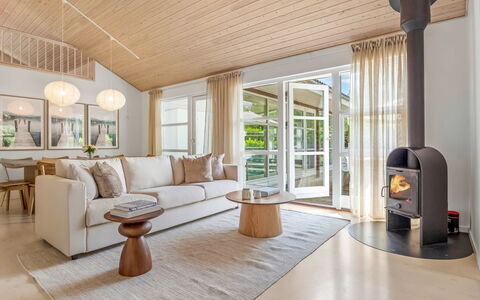 Börje - 600M from the Sea: Interior Design, Mobilia, Pavimentazione, Pavimento, Divano, Legna, Soffitto, Soggiorno, Pavimento In Legno, Lampada