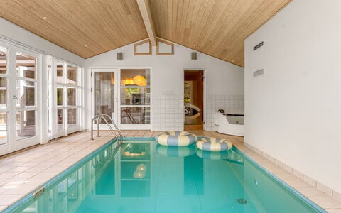 Börje - 600M from the Sea: Pavimentazione, Interior Design, Soffitto, Pavimento, Piscina, Mobilia, Ricorrere, Sedia, Hotel, Estate