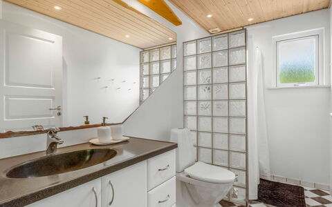 Börje - 600M from the Sea: Interior Design, Parete, Pavimentazione, Idraulico Fixture, Soffitto, Pavimento, Lampada, Bagno, Illuminazione, Idraulico