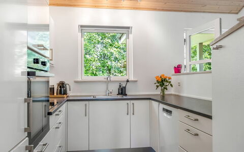 Börje - 600M from the Sea: Legna, Cucina, Pavimentazione, Interior Design, Controsoffitto, Casa, Cabinetry, Elettrodomestico Da Cucina, Pavimento, Mobilia