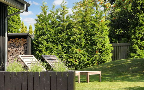 Pavle - 700M from the Sea: Tetto, Casa, Lotto, Casa, Villetta, Estate, Edifici Giardino, Shade, Log Cabin, Landscaping