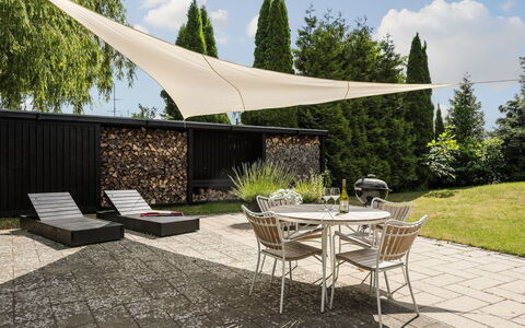 Pavle - 700M from the Sea: Tetto, Casa, Lotto, Casa, Villetta, Estate, Edifici Giardino, Shade, Log Cabin, Landscaping