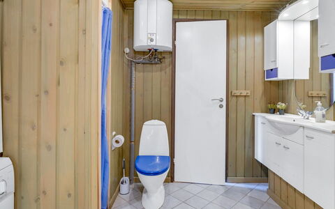 Aileen - 900M from the Sea: Pavimentazione, Parete, Pavimento, Interior Design, Legna, Soffitto, Pavimento In Legno, Illuminazione, Mobilia, Pavimento Laminato