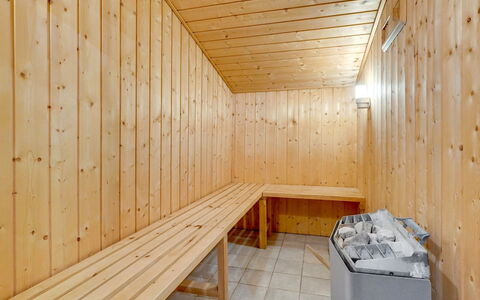 Aileen - 900M from the Sea: Pavimentazione, Parete, Pavimento, Interior Design, Legna, Soffitto, Pavimento In Legno, Illuminazione, Mobilia, Pavimento Laminato