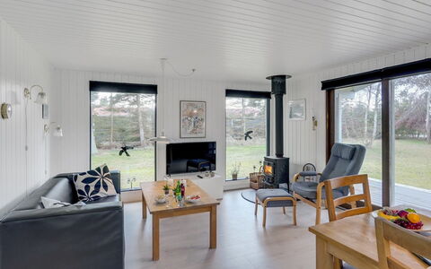 Aileen - 900M from the Sea: Pavimentazione, Parete, Pavimento, Interior Design, Legna, Soffitto, Pavimento In Legno, Illuminazione, Mobilia, Pavimento Laminato